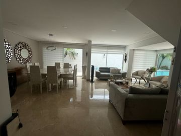¡Descubre esta obra maestra arquitectónica! Venta casa dúplex en Villa Santos
