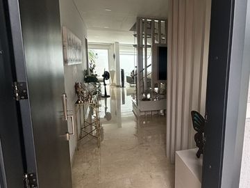 ¡Descubre esta obra maestra arquitectónica! Venta casa dúplex en Villa Santos