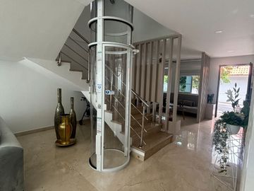 ¡Descubre esta obra maestra arquitectónica! Venta casa dúplex en Villa Santos