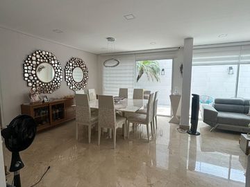 ¡Descubre esta obra maestra arquitectónica! Venta casa dúplex en Villa Santos