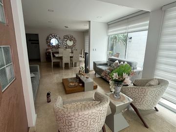 ¡Descubre esta obra maestra arquitectónica! Venta casa dúplex en Villa Santos