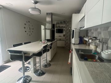¡Descubre esta obra maestra arquitectónica! Venta casa dúplex en Villa Santos
