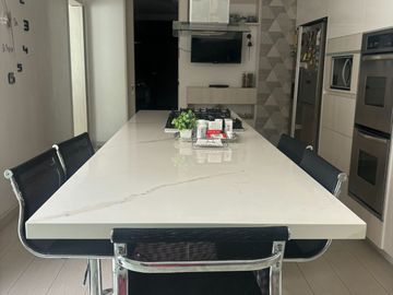 ¡Descubre esta obra maestra arquitectónica! Venta casa dúplex en Villa Santos