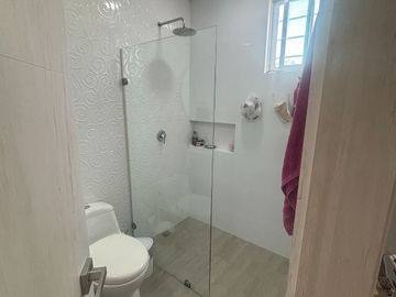 ¡Descubre esta obra maestra arquitectónica! Venta casa dúplex en Villa Santos