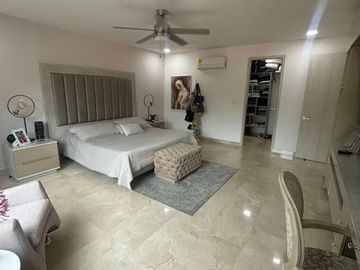 ¡Descubre esta obra maestra arquitectónica! Venta casa dúplex en Villa Santos