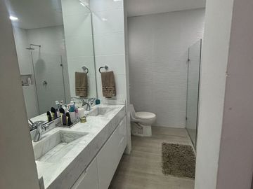 ¡Descubre esta obra maestra arquitectónica! Venta casa dúplex en Villa Santos