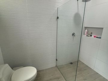 ¡Descubre esta obra maestra arquitectónica! Venta casa dúplex en Villa Santos