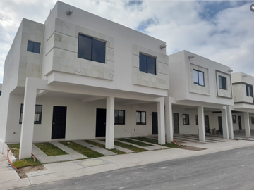 Amplia casa en venta con cochera techada