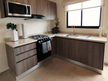 Amplia casa en venta con cochera techada