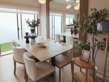 Amplia casa en venta con cochera techada