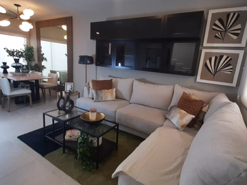 Amplia casa en venta con cochera techada