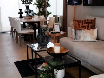 Amplia casa en venta con cochera techada
