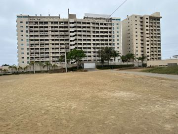 VENTA  4000 m2 SALINAS, sector Las Conchas, atrás de la Torre Oceánica, a 1 cuadra del Mar y a 1 cuadra de la. Ia Principal de Salinas