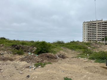 VENTA  4000 m2 SALINAS, sector Las Conchas, atrás de la Torre Oceánica, a 1 cuadra del Mar y a 1 cuadra de la. Ia Principal de Salinas