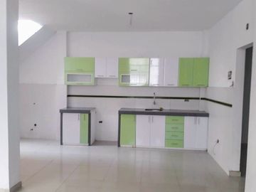 VENDO CASA EN ESQUINA FRENTE A PARQUE