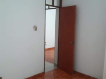 VENDO CASA EN ESQUINA FRENTE A PARQUE