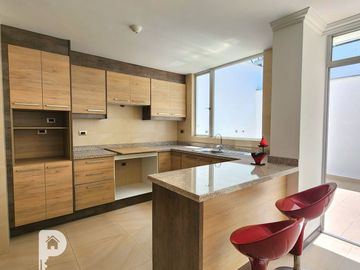 3 dormitorios, 2 parqueaderos y 1 estudio. En La Armenia 2. Valle de los Chillos. 3 pisos.