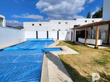 3 dormitorios, 2 parqueaderos y 1 estudio. En La Armenia 2. Valle de los Chillos. 3 pisos.