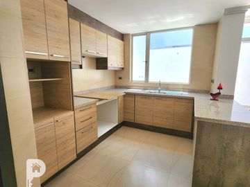 3 dormitorios, 2 parqueaderos y 1 estudio. En La Armenia 2. Valle de los Chillos. 3 pisos.