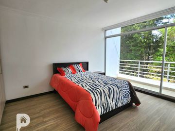 3 dormitorios, 2 parqueaderos y 1 estudio. En La Armenia 2. Valle de los Chillos. 3 pisos.