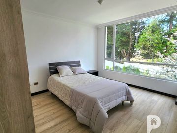 3 dormitorios, 2 parqueaderos y 1 estudio. En La Armenia 2. Valle de los Chillos. 3 pisos.