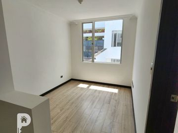 3 dormitorios, 2 parqueaderos y 1 estudio. En La Armenia 2. Valle de los Chillos. 3 pisos.