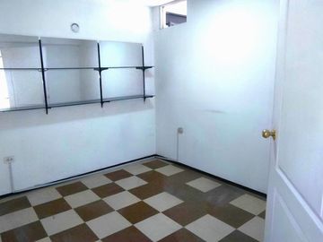 ¡Ideal para tu negocio! Oficina o Almacén en 2do piso – Los Olivos, cerca a todo