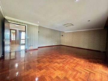 Luxury House with Land for Sale, Near Central Nakhon Pathom Fully furnished with built-in furniture.   ZT494