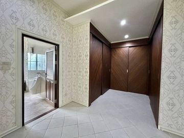 Luxury House with Land for Sale, Near Central Nakhon Pathom Fully furnished with built-in furniture.   ZT494
