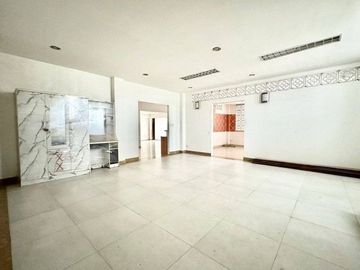 Luxury House with Land for Sale, Near Central Nakhon Pathom Fully furnished with built-in furniture.   ZT494