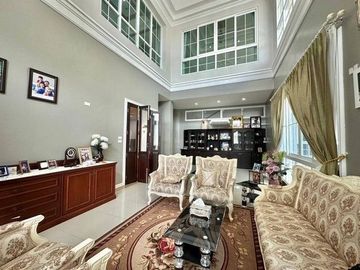 Luxury House with Land for Sale, Near Central Nakhon Pathom Fully furnished with built-in furniture.   ZT494