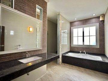 Luxury House with Land for Sale, Near Central Nakhon Pathom Fully furnished with built-in furniture.   ZT494