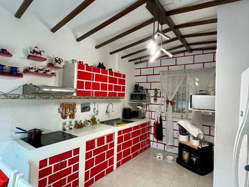 Ballenita, amplia casa compuesta de 2 departamentos y 2 suites, ideal para negocio de hostal o airbnb
