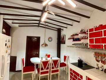 Ballenita, amplia casa compuesta de 2 departamentos y 2 suites, ideal para negocio de hostal o airbnb