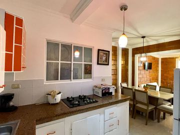 Ballenita, amplia casa compuesta de 2 departamentos y 2 suites, ideal para negocio de hostal o airbnb