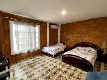 Ballenita, amplia casa compuesta de 2 departamentos y 2 suites, ideal para negocio de hostal o airbnb