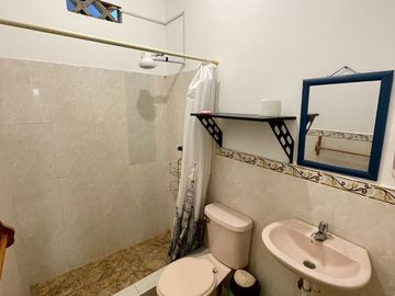Ballenita, amplia casa compuesta de 2 departamentos y 2 suites, ideal para negocio de hostal o airbnb