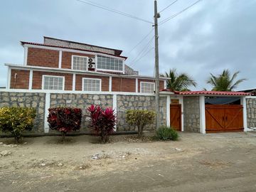 Ballenita, amplia casa compuesta de 2 departamentos y 2 suites, ideal para negocio de hostal o airbnb