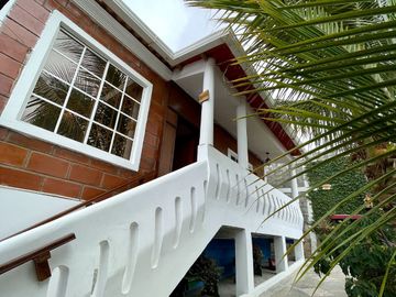 Ballenita, amplia casa compuesta de 2 departamentos y 2 suites, ideal para negocio de hostal o airbnb