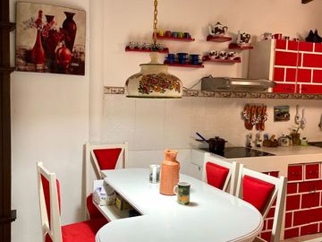 Ballenita, amplia casa compuesta de 2 departamentos y 2 suites, ideal para negocio de hostal o airbnb