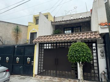Hermosa Casa Remodelada con Acabados de Lujo en Zona Tranquila de León