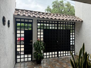 Hermosa Casa Remodelada con Acabados de Lujo en Zona Tranquila de León