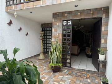 Hermosa Casa Remodelada con Acabados de Lujo en Zona Tranquila de León