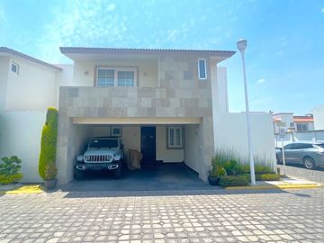 Increible Residencia en Condominio en Metepec, Amenidades, Vigilancia, etc.