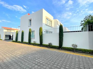 Increible Residencia en Condominio en Metepec, Amenidades, Vigilancia, etc.