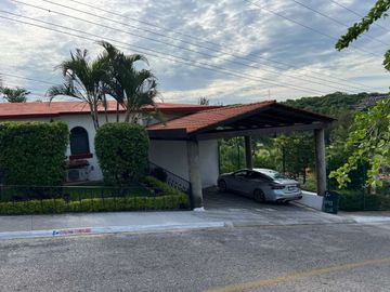 CASA EN VENTA EN CLUB DE GOLF SANTA FE, A 15 MINUTOS DE CUERNAVACA