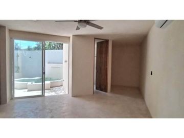 Casa con alberca privada, en venta, Avenida Universidades, Playa del Carmen