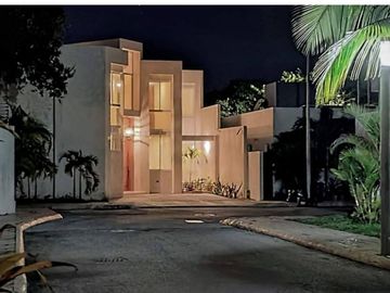 Casa con alberca privada, en venta, Avenida Universidades, Playa del Carmen