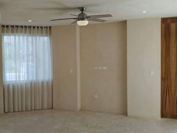 Casa con alberca privada, en venta, Avenida Universidades, Playa del Carmen