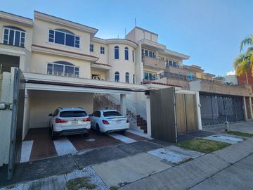 Casa En Venta Ciudad Bugambilias 5 Recamaras y estudio